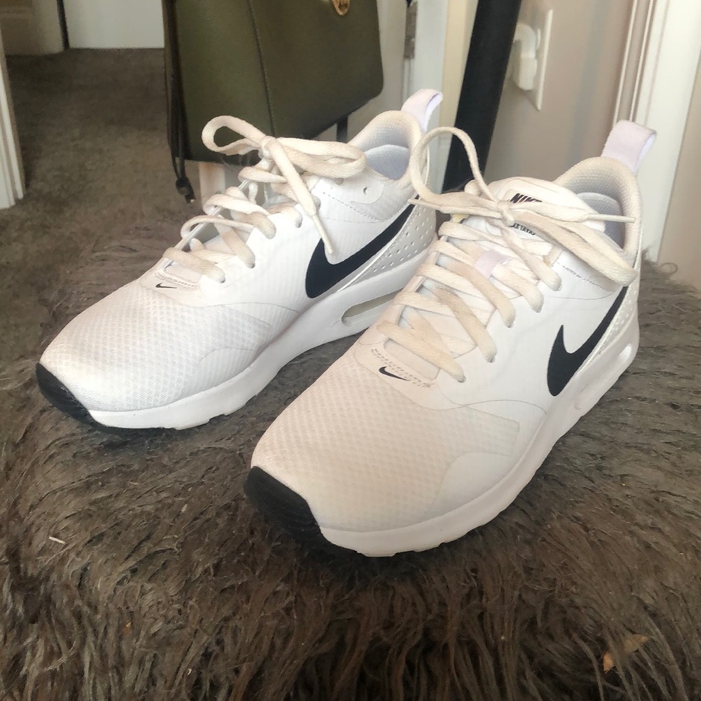 Nike air tennis shoes